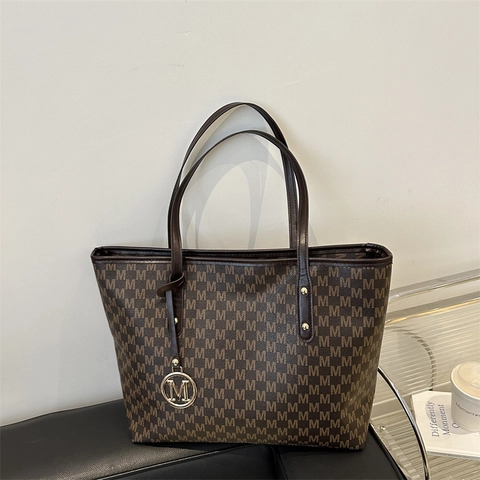 Grand Sac Tote pour Femme en Suède Impression de Lettres Sac à Main de Navette Sac à Épaule avec Pendentif en Métal