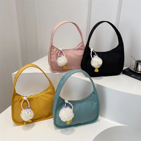 Bolso de Axila Simple de Color Sólido para Mujer Con Colgante de Peluche de Microfibra Bolso Hobo Pequeño Moda Diaria