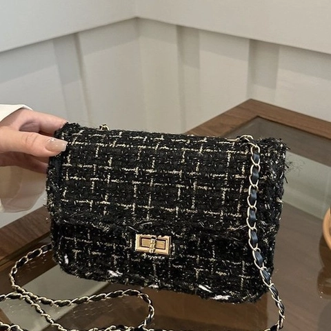 Women Elegant Tweed Chain Shoulder Bag Vintage Woven Flap Crossbody Bag With Metal Turn Lock Classic Small Square Bag