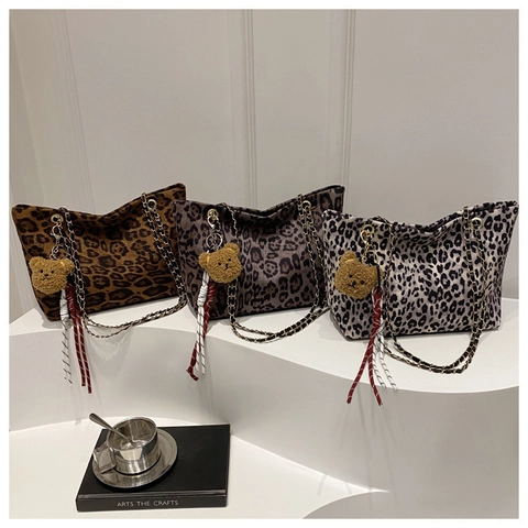 Vintage Leopard Print Tote Bag For Women Large Capacity Shoulder Bag With Metal Chain Strap And Plush Bear Charm Fashion Handbag