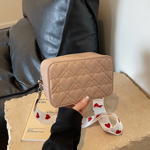 Women Fashion Heart Quilted PU Leather Crossbody Bag Sweet Small Square Shoulder Bag With Wide Heart Print Strap Casual Camera Bag