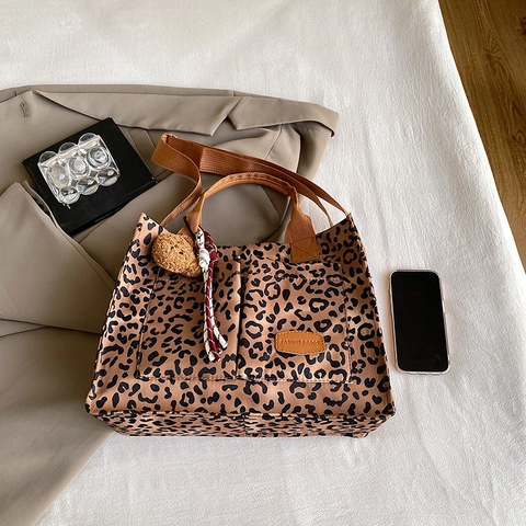Grote Capaciteit Luipaardprint Suède Tote Bag Voor Vrouwen Mode Schoudertas Met Pluche Beer Hanger Bedrukte Handtas
