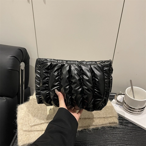 Modern Synthetic Leather Cloud Pleated Clutch Bag Puffy Metallic Quilted Makeup Bag Minimalist Daily Portable Handbag Women