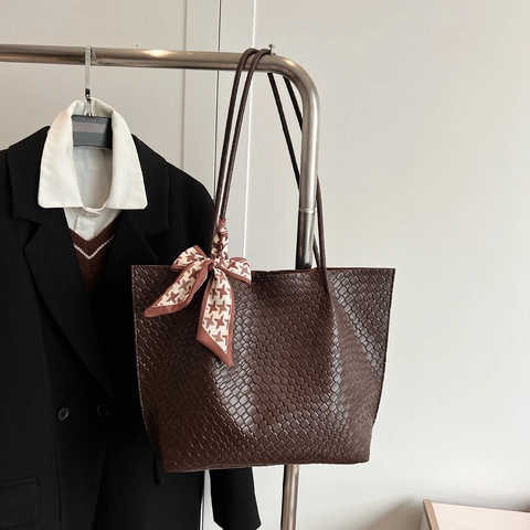 Borsa Tote Grande Capacità in Pelle PU Intrecciata Vintage per Donna Con Sciarpa Decorativa Elegante Semplice Pendolare