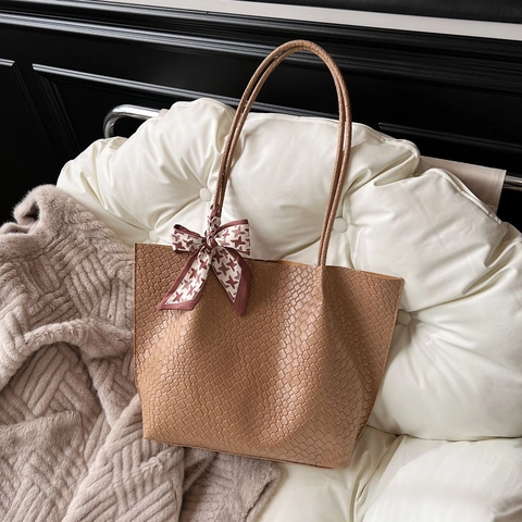Borsa Tote Grande Capacità in Pelle PU Intrecciata Vintage per Donna Con Sciarpa Decorativa Elegante Semplice Pendolare