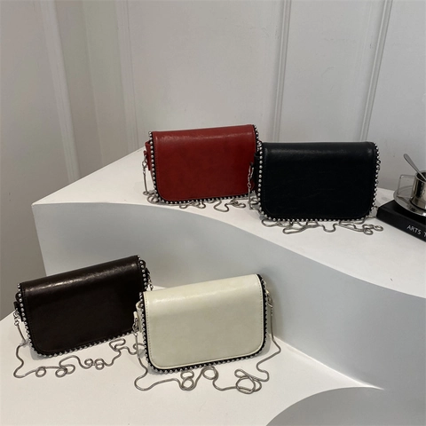 Borsa Quadrata Piccola da Donna in Pelle PU con Rivetti e Perline Argentate Tracolla a Catena alla Moda Borsa per Pendolari Quotidiana