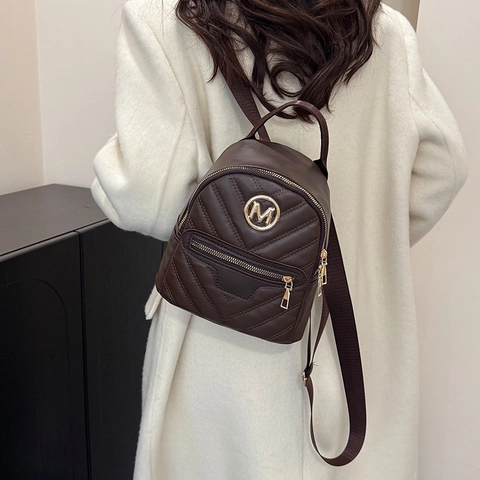 Damen Fashion Mini Rucksack Gesteppt Chevron PU Leder Gold M Metall Logo Reißverschluss Kleine Schultertasche Reise Casual Daypack