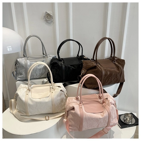 Women Large Capacity Travel Bag Nylon Pleated Texture Sports Fitness Yoga Crossbody Bag Simple Lightweight Handbag Weekend Gym Bag