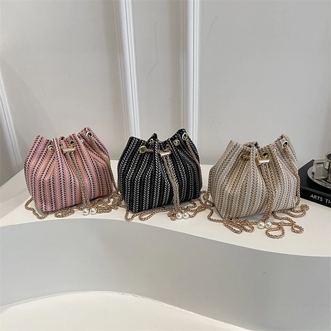 Borsa a Secchiello Intrecciata da Donna Elegante Texture a Spina di Pesce Coulisse Borsa a Tracolla Con Perla Artificiale Catena D'oro Tracolla