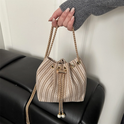 Borsa a Secchiello Intrecciata da Donna Elegante Texture a Spina di Pesce Coulisse Borsa a Tracolla Con Perla Artificiale Catena D'oro Tracolla
