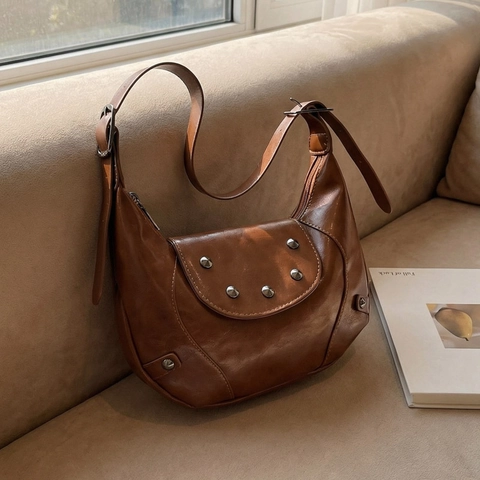 Bolso Hobo de Media Luna de Cuero Sintético Brillante Vintage para Mujer Decoración de Remaches Retro Bolso de Hombro Versátil