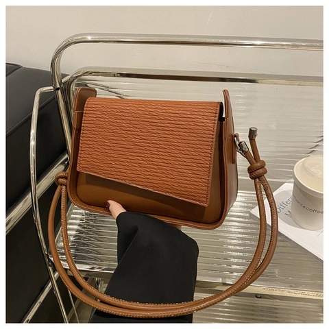 Borsa a Spalla Quadrata Piccola da Donna con Patta Strutturata in Pelle PU Borsa Sotto l'Ascella Minimalista Urbana Cinghia Annodata