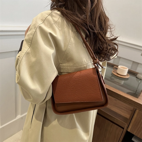 Borsa a Spalla Quadrata Piccola da Donna con Patta Strutturata in Pelle PU Borsa Sotto l'Ascella Minimalista Urbana Cinghia Annodata
