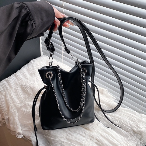 Sac Seau en Cuir Synthétique pour Femme Mode Minimaliste Urbain Cordon de Serrage Sac à Épaule Avec Chaîne Argentée