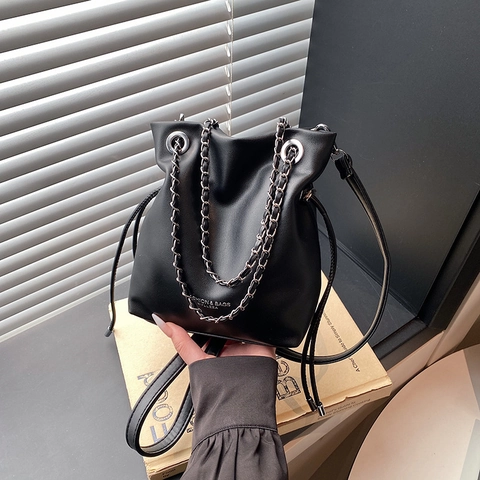Sac Seau en Cuir Synthétique pour Femme Mode Minimaliste Urbain Cordon de Serrage Sac à Épaule Avec Chaîne Argentée