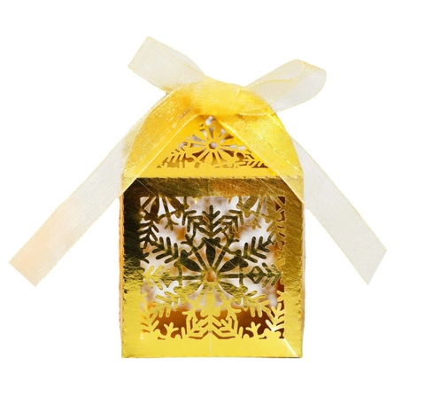 European Laser Cut Snowflake Hollow Candy Box Pearlescent Paper Gift Packaging Box With Ribbon For Wedding Christmas Party Favors
