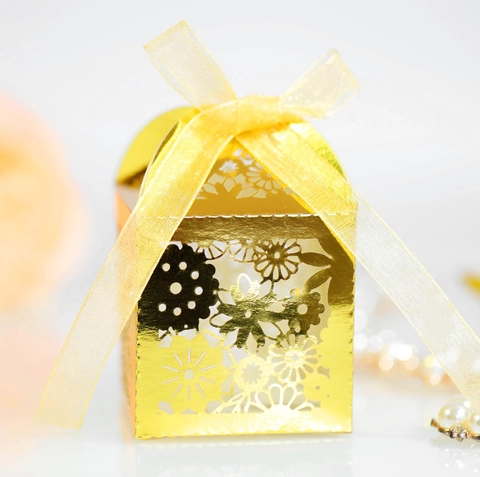 European Laser Cut Hollowed Out Flower Wedding Candy Box Pearlescent Paper Gift Box Party Favor Sweet Packaging With Ribbon