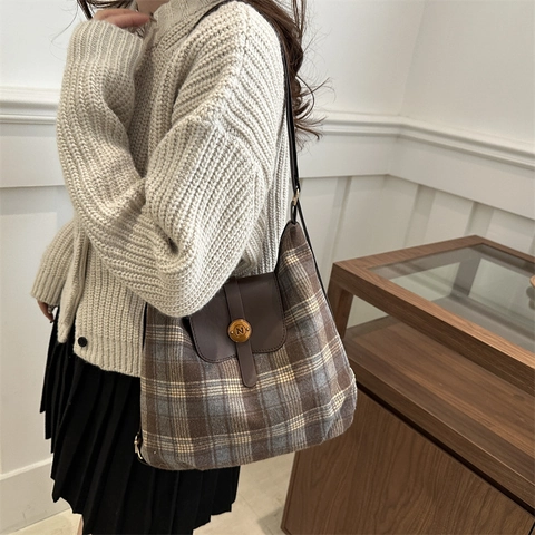 Vintage Karierte Umhängetasche Für Damen Mit Großer Kapazität Preppy Style Stoff Tote Bag Casual Commuter Rucksack Mit Metallschnalle