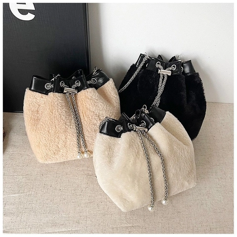 Borsa a Secchiello in Pelliccia Sintetica da Donna Inverno Finiture in Pelle Sintetica Tracolla con Catena e Perla Artificiale