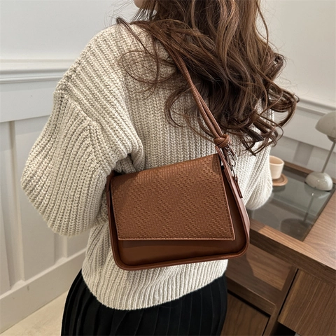 Bolso de Hombro con Solapa Tejida para Mujer Minimalista de Cuero PU Bolso Cuadrado Pequeño Bolso Bandolera con Correa de Nudo Color Sólido