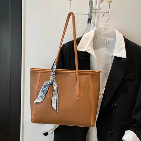 Borsa Tote da Donna di Grande Capacità in Pelle Sintetica con Tracolla a Grana di Ciottolo e Foulard di Raso Stampato
