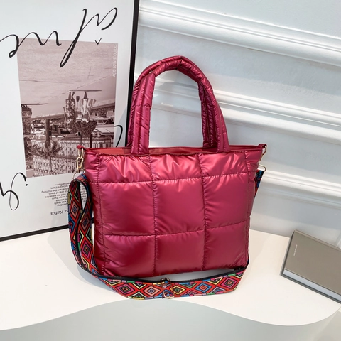 Dames Mode Glanzend Doorgestikt Gewatteerde Schoudertas Grote Capaciteit Tote Bag Met Etnische Geometrische Brede Riem