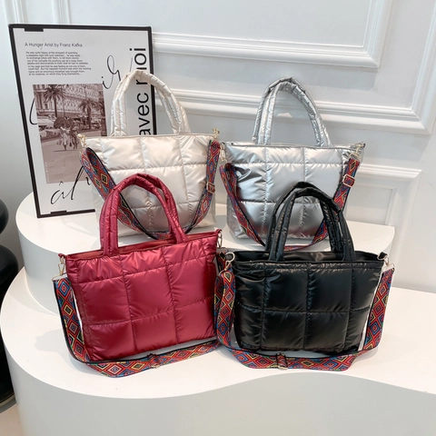 Dames Mode Glanzend Doorgestikt Gewatteerde Schoudertas Grote Capaciteit Tote Bag Met Etnische Geometrische Brede Riem
