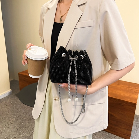 Borsa a Secchiello Lucida con Strass per Donna alla Moda con Tracolla a Catena in Perla Artificiale Borsa a Tracolla Piccola