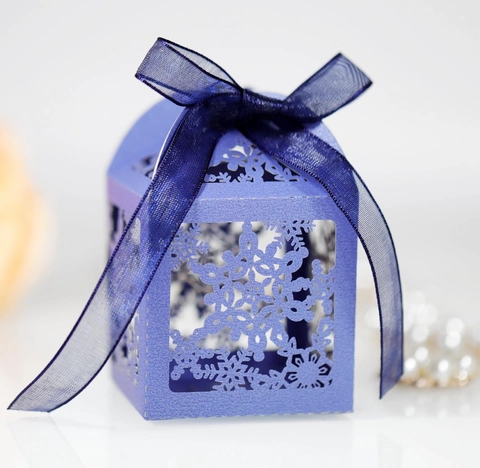 Laser Cut Snowflake Pearl Paper Candy Gift Boxes With Ribbon Elegant Hollow Out Wedding Party Christmas Packaging Boxes