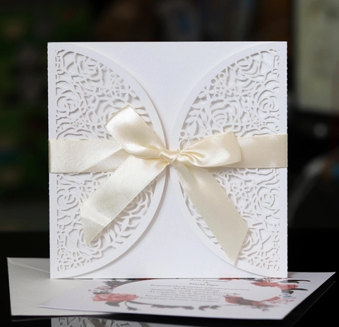 Elegante Lasergeschnittene Perlmuttpapier Hochzeit Einladungskarte Nur Hülle Rose Blumen Hohl Design Ohne Innenseite Und Umschlag