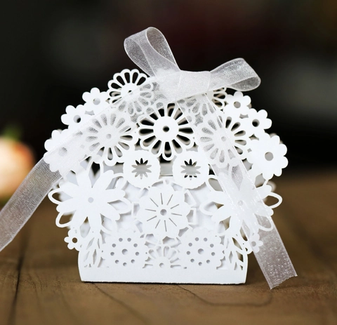 Exquisite Laser Cut Flower Candy Box Wedding Favor Gift Packaging Box With Ribbon Bowknot For Valentine's Day Chocolate