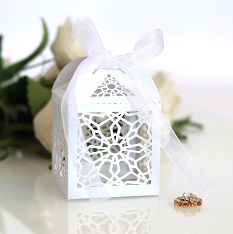 Boîte à Bonbons Ajourée Découpe Laser Style Européen Papier Perlé Boîte d'Emballage Cadeau Avec Ruban pour Mariage Fête Célébration