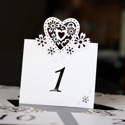 Segnaposto Matrimonio Taglio Laser a Cuore Decorazione Festa Carte Numero Tavolo in Carta Perlata per Ricevimento
