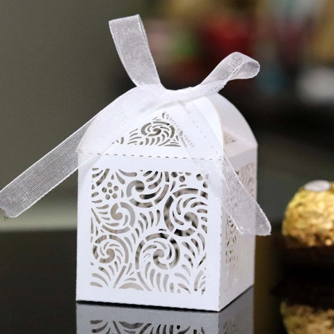 Elegant Laser Cut Pearlescent Paper Wedding Favor Boxes Filigree Hollow Candy Gift Boxes With Ribbons For Party Decoration