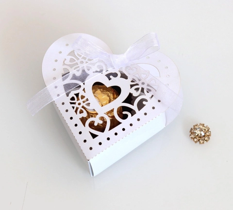 Heart Shaped Laser Cut Candy Box With Ribbon Bow Hollow Pearl Paper Gift Box For Wedding Valentine Party Favor Chocolate Packaging