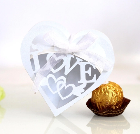 Europäische Herzform Laser Geschnitten Hochzeit Gastgeschenk Box Liebe Perlmuttpapier Süßigkeiten Schokolade Box Mit Satinband