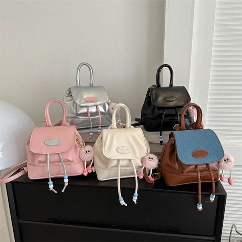 Mini Sac à Dos Femme à la Mode en Cuir PU Denim Patchwork Daypack Avec Pendentif Pompon Style Urbain Décontracté Voyage