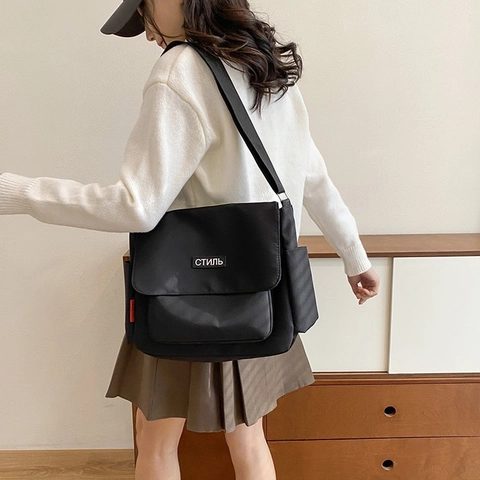 Damen Große Kapazität Segeltuch Kuriertasche Koreanischer Stil Umhängetasche Mit Russischen Buchstaben Patch Für Den Täglichen Weg