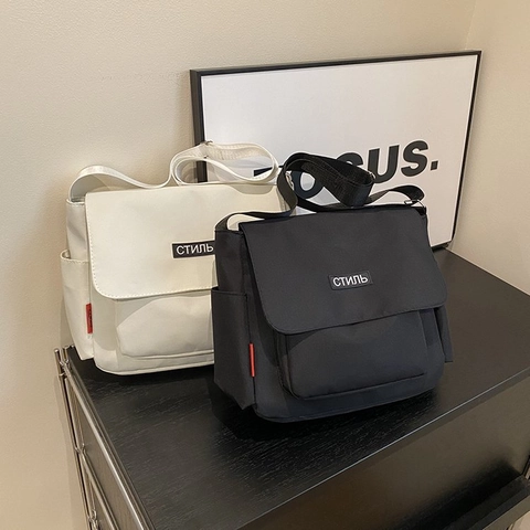 Damen Große Kapazität Segeltuch Kuriertasche Koreanischer Stil Umhängetasche Mit Russischen Buchstaben Patch Für Den Täglichen Weg