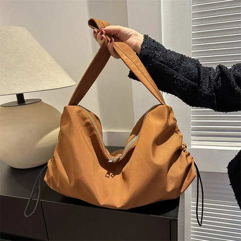 Women Large Capacity Nylon Shoulder Bag Simple Pleated Hobo Bag Casual Solid Color Tote Bag With Zipper Closure For Daily Use