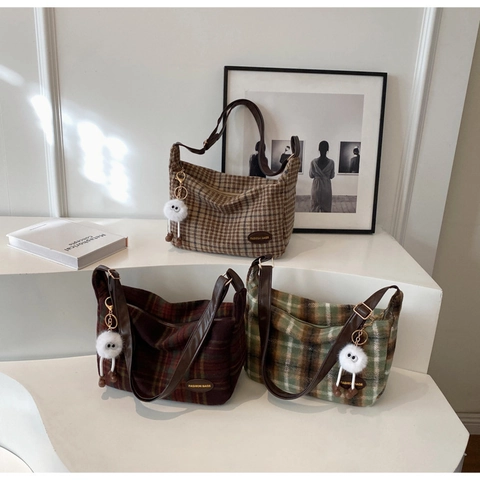 Vintage Μάλλινη Τσάντα Tote για Γυναίκες Ρετρό Τσάντα Ώμου με Καρό Σχέδιο και Λούτρινο Μπρελόκ Χειμερινή Μόδα Τσάντα Hobo