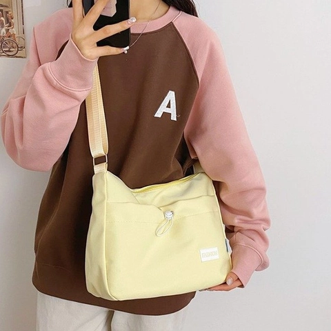 Damen Minimalistische Polyester Umhängetasche Pendler Lässige Schultertasche Mit Verstellbarem Gurt Mode-Label Student Messenger Bag