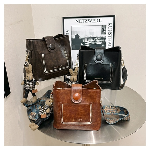 Retro PU Leather Bucket Bag Rivet Studded Women Shoulder Crossbody Bag With Ethnic Print Wide Strap Trendy Vintage