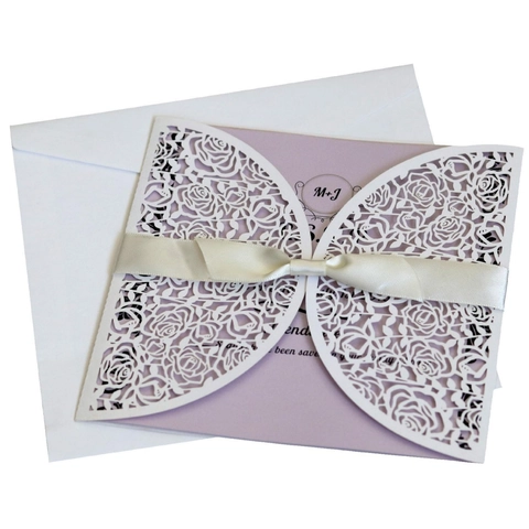 Elegante Weiße Laserschnitt Rose Floral Hochzeit Einladungskarten Hohl Design für Hochzeit Verlobung Party Dekoration Zubehör
