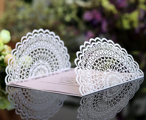 European Style Laser Cut Wedding Invitation Card Pearlescent Paper Hollow Out Lace Design Ribbon Bow Envelopes Elegant Invitations