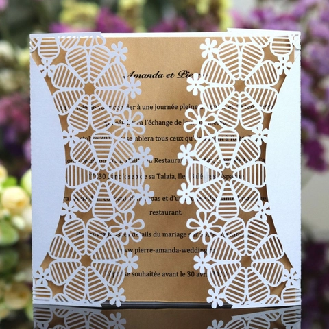Eleganti Partecipazioni Europee Bianche con Taglio Laser a Fiocco di Neve Set con Nastro di Raso e Busta per Matrimonio Natale