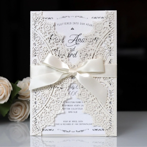 Luxus Lasergeschnittene Hochzeitseinladungen Perlpapier Hohlblumen Einladungskarten Mit Satinbandschleife Für Hochzeit