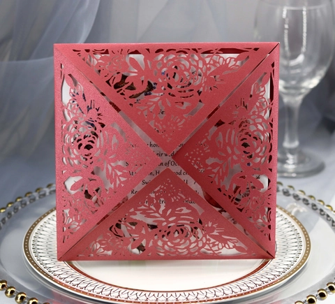 Élégantes Invitations de Mariage Découpe Laser Papier Perlé Motif Rose Cartes Ajourées Pliées Carrées pour Invitations de Banquet