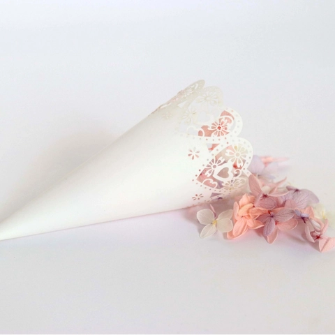 Eleganti Coni per Coriandoli Matrimonio Intagliati al Laser Cuore Cavo Carta Porta Petali Floreali per Cerimonia e Festa