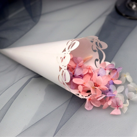 Eleganti Coni per Confetti in Carta Bianca Taglio Laser Fiocco Traforato Supporto per Petali Decorazione per Matrimoni